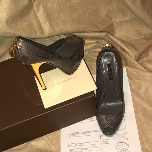 Louis Vuitton Grey🐍Python Rare Heels🔥🔥🔥 - Picture 4 of 8
